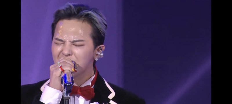 [서울=뉴시스] 그룹 '빅뱅' 멤버 겸 솔로가수 지드래곤이 31일 경북 경주 라한셀렉트호텔 대연회장에서 열린 '2025 아시아태평양경제협력체(APEC) 정상회의' 환영 만찬에서 공연하고 있다. 그는 K-팝 아티스트 중 유일하게 해당 만찬에 초대됐는데 그의 공연은 만찬의 화룡점정이었다. (사진 = 유튜브 캡처) 2025.10.31. photo@newsis.com *재판매 및 DB 금지