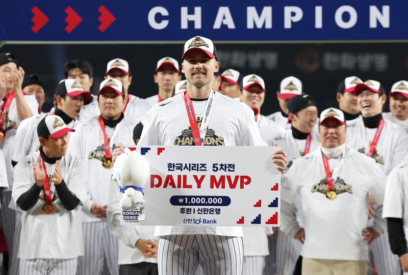31일 대전 한화생명볼파크에서 열린 프로야구 2025 신한 SOL뱅크 KBO 포스트시즌 한국시리즈 5차전 LG 트윈스와 한화 이글스의 경기, 4대1 승리를 거두며 2년 만에 통합우승을 달성한 LG 외국인 투수 톨허스트가 5차전 데일리 MVP에 선정된 뒤 기념 촬영을 하고 있다. 2025.10.31/뉴스1 ⓒ News1 김진환 기자