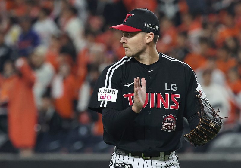 31일 대전 한화생명볼파크에서 열린 프로야구 2025 신한 SOL뱅크 KBO 포스트시즌 한국시리즈 5차전 LG 트윈스와 한화 이글스의 경기, LG 선발 톨허스트가 4회말 이닝을 실점 없이 마친 뒤 손뼉을 치며 더그아웃으로 향하고 있다. 2025.10.31/뉴스1 ⓒ News1 김진환 기자