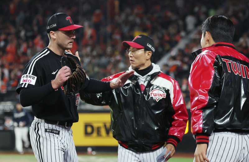 31일 대전 한화생명볼파크에서 열린 프로야구 2025 신한 SOL뱅크 KBO 포스트시즌 한국시리즈 5차전 LG 트윈스와 한화 이글스의 경기, LG 선발 톨허스트가 7회말 이닝을 실점 없이 마친 뒤 더그아웃으로 향하고 있다. 2025.10.31/뉴스1 ⓒ News1 김진환 기자
