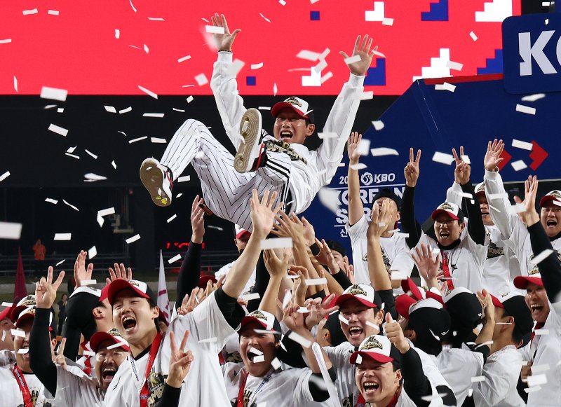 31일 오후 대전 한화생명볼파크에서 열린 프로야구 2025 신한 SOL뱅크 KBO 한국시리즈 5차전 LG트윈스와 한화 이글스의 경기, 4대 1로 승리하며 통합 우승을 차지한 LG 선수들이 염경엽 감독을 헹가래치고 있다. 2025.10.31/뉴스1 ⓒ News1 구윤성 기자