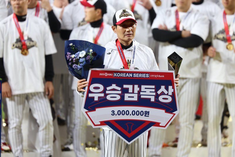 31일 대전 한화생명 볼파크에서 열린 2025 신한 SOL뱅크 KBO 한국시리즈(KS·7전 4선승제) 5차전에서 한화 이글스를 4-1로 제압하고 LG트윈스가 통합우승을 차지한 가운데 염경엽 감독이 우승 감독상을 들고 있다. 2025.10.31/뉴스1 ⓒ News1 김도우 기자