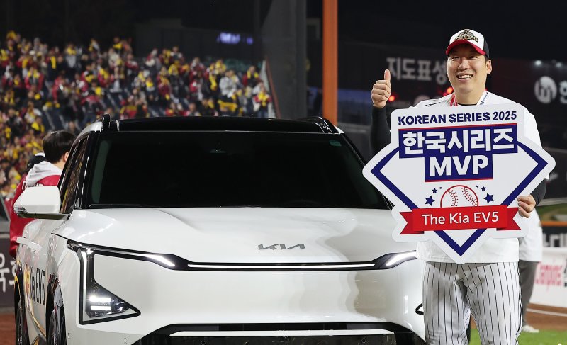 31일 대전 한화생명 볼파크에서 열린 2025 신한 SOL뱅크 KBO 한국시리즈(KS·7전 4선승제) 5차전에서 한화 이글스를 4-1로 제압하고 통합 우승을 차지한 LG 김현수가 한국시리즈 MVP에 선정된 뒤 부상으로 받은 차량과 함께 기념 촬영을 하고 있다. 2025.10.31/뉴스1 ⓒ News1 김진환 기자