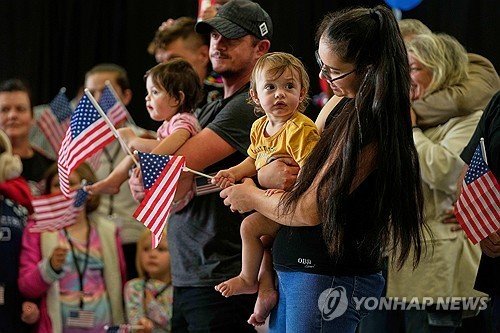 지난 5월 12일(현지시간) 미국으로 망명한 남아공 아프리카너스 출신 백인 가족들 (출처=연합뉴스)