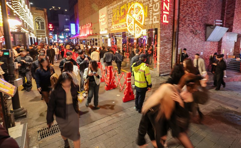 핼러윈 데이를 맞은 31일 서울 용산구 이태원 세계음식거리 일대가 시민들로 붐비고 있다. 2025.10.31/뉴스1 ⓒ News1 김성진 기자