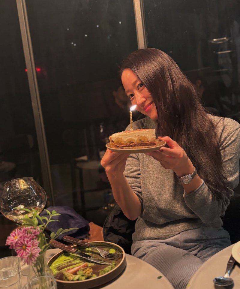 전혜빈 행복한 일상…케이크 들고 활짝