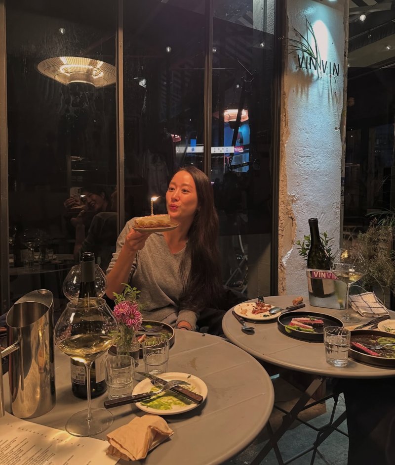 전혜빈 행복한 일상…케이크 들고 활짝