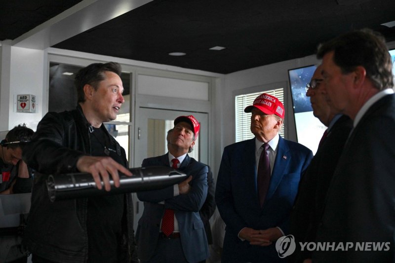 지난해 11월 우주선 스타십 발사현장에 동행한 일론 머스크와 트럼프 대통령 (출처=연합뉴스)