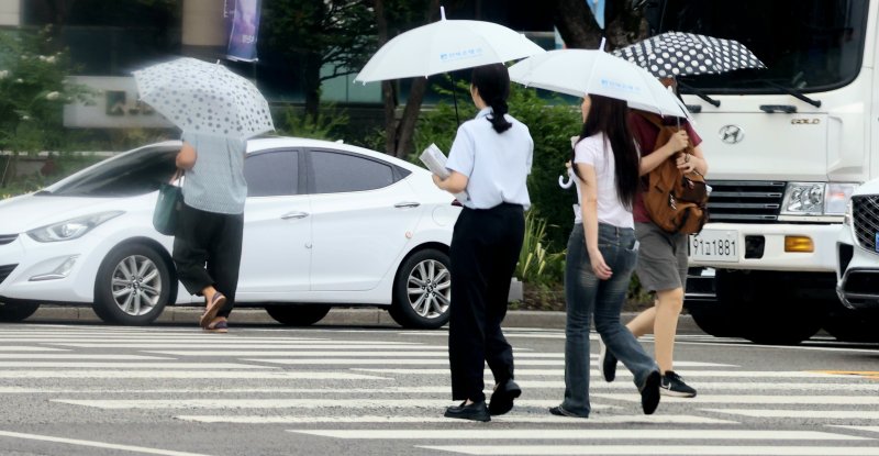 전북 전주시 백제대로에서 우산을 쓴 시민들이 이동하고 있다. 2025.8.11/뉴스1 ⓒ News1 유경석 기자