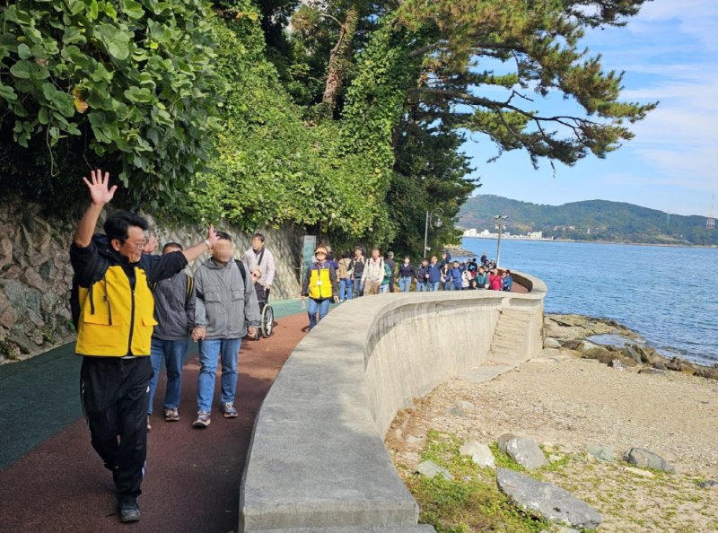 [통영=뉴시스] 신정철 기자= 경남 통영시에서 31일, 장애인거주시설 '행복한집 등 경남도내 12개소, 240여 명의 장애인·비장애인이 참여한 가운데 '2025년 더 나은 세상을 위해 함께 걸어갑니다' 두번째 프로젝트가 진행됐다. 사진은 42.195km 걷기 프로젝트에 참여한 장애인·비장애인들이 통영시 수륙해수욕장 인근을 걷고 있는 모습.(사진=통영시 제공).2025.10.31. photo@newsis.com *재판매 및 DB 금지