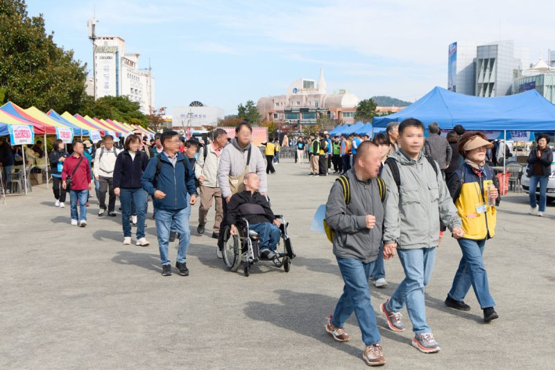 [통영=뉴시스] 신정철 기자= 경남 통영시에서 31일, 장애인거주시설 '행복한집 등 경남도내 12개소, 240여 명의 장애인·비장애인이 참여한 가운데 '2025년 더 나은 세상을 위해 함께 걸어갑니다' 두번째 프로젝트가 진행됐다. 사진은 42.195km 걷기 프로젝트에 참여한 장애인·비장애인들이 통영시 도남동 트라이애슬론광장을 출발 수륙해수욕장까지를 왕복하고 있는 모습.(사진=통영시 제공).2025.10.31. photo@newsis.com *재판매 및 DB 금지