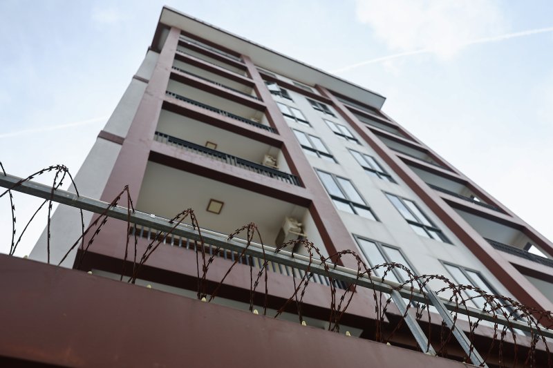 21일(현지시간) 캄보디아 프놈펜 외곽 온라인스캠범죄가 이뤄졌던 건물의 모습. 현지 언론에 따르면 이곳에서 지난달 15일 캄보디아 당국의 단속으로 온라인스캠범죄에 가담한 한국인 33명을 포함해 48명을 체포했다. 2025.10.21/뉴스1 ⓒ News1 김도우 기자