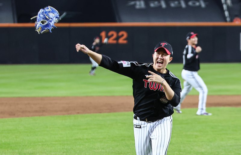 31일 대전 한화생명볼파크에서 열린 프로야구 2025 신한 SOL뱅크 KBO 포스트시즌 한국시리즈 5차전 LG 트윈스와 한화 이글스의 경기, LG 마무리 유영찬이 4대1로 승리하며 통합 우승을 확정짓자 환호 하고 있다. 2025.10.31/뉴스1 ⓒ News1 김도우 기자