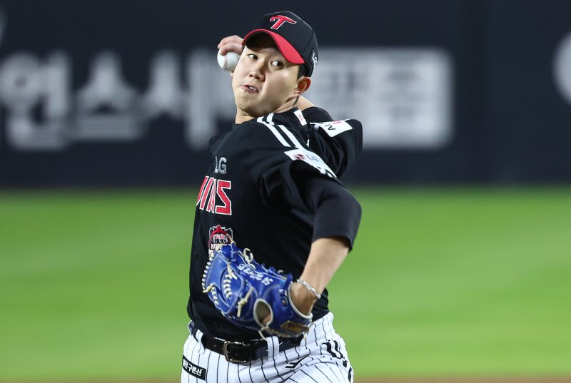 30일 대전 한화생명볼파크에서 열린 프로야구 2025 신한 SOL뱅크 KBO 포스트시즌 한국시리즈 4차전 LG 트윈스와 한화 이글스의 경기, LG 유영찬이 9회말 등판해 역투하고 있다. 2025.10.30/뉴스1 ⓒ News1 김도우 기자