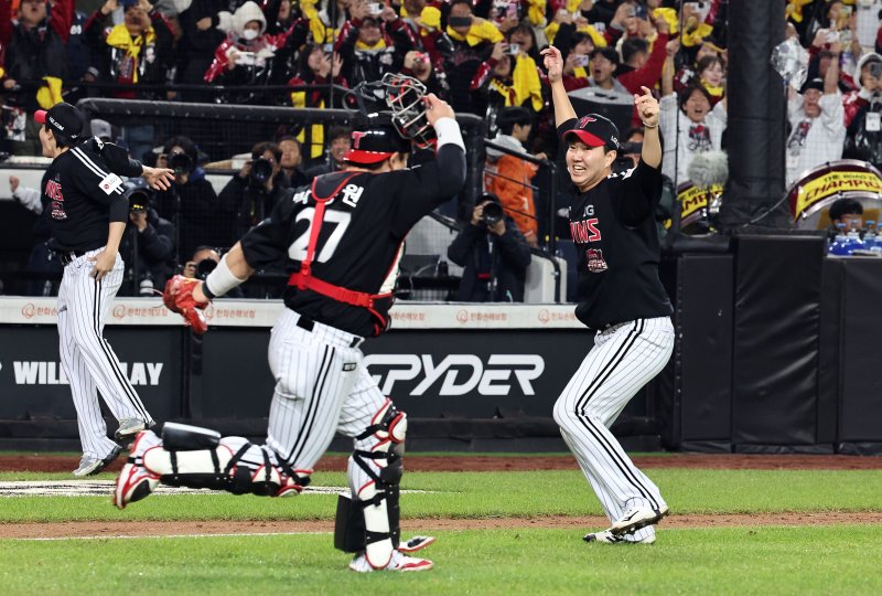 31일 오후 대전 한화생명볼파크에서 열린 프로야구 2025 신한 SOL뱅크 KBO 한국시리즈 5차전 LG트윈스와 한화 이글스의 경기, 4대 1로 승리하며 통합 우승을 차지한 LG 유영찬, 박동원이 환호하고 있다. 2025.10.31/뉴스1 ⓒ News1 구윤성 기자
