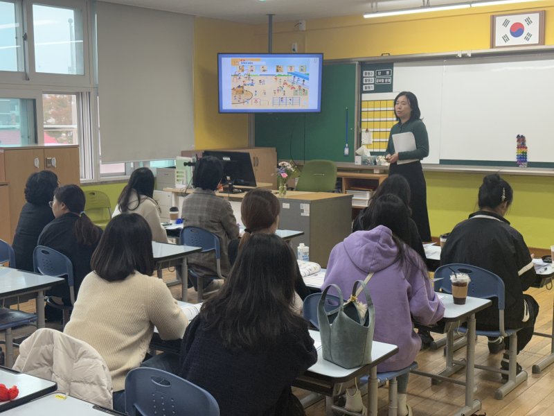[고성(경남)=뉴시스] 신정철 기자= 경남 고성교육지원청은 지난달 28일부터 오는 6일 사이 4일간 고성군 관내 고성초, 거류초, 대성초, 대흥초 등 4개 초등학교에서 교원 150여 명이 참여한 가운데 ‘초등 수업사례 나눔’을 운영 중이다. 사진은 지난달 30일, 고성초등학교 수업 모습.(사진=고성교육지원청 제공).2025.11.01. photo@newsis.com *재판매 및 DB 금지