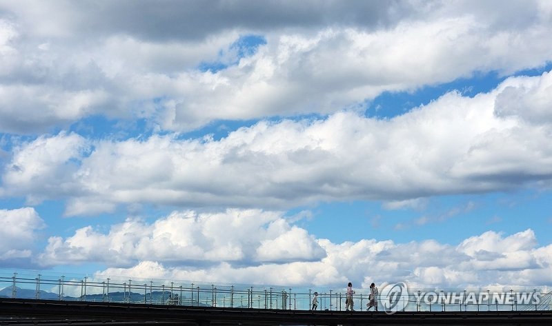 춘천 시내에 낀 구름 (출처=연합뉴스)