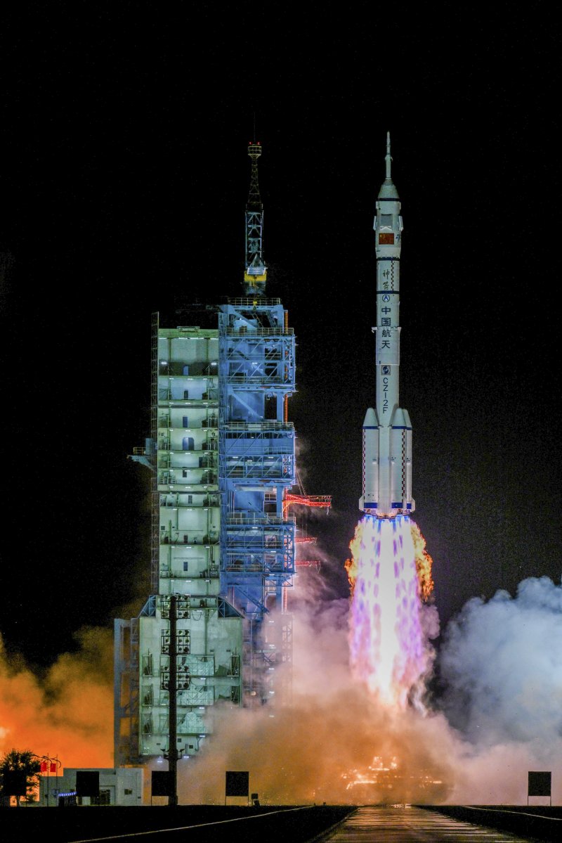 [주취안=신화/뉴시스] 중국이 31일 유인우주선 ‘선저우(神舟) 21호’ 발사에 성공했다. 선저우 21호가 31일 오후 11시44분(현지 시간) 주취안 위성발사센터에서 ‘창정 2F 야오 21호’ 로켓에 실려 발사되는 모습.2025.11.01