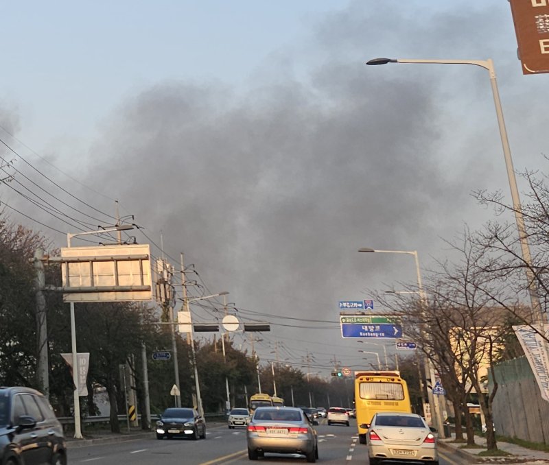 31일 오후 4시 33분쯤 광주 서구 덕흥동의 한 폐기물 창고에서 불이 나 일대에 연기가 가득한 모습.(독자 제공. 재판매 및 DB금지) 2025.10.31/뉴스1 ⓒ News1 이수민 기자