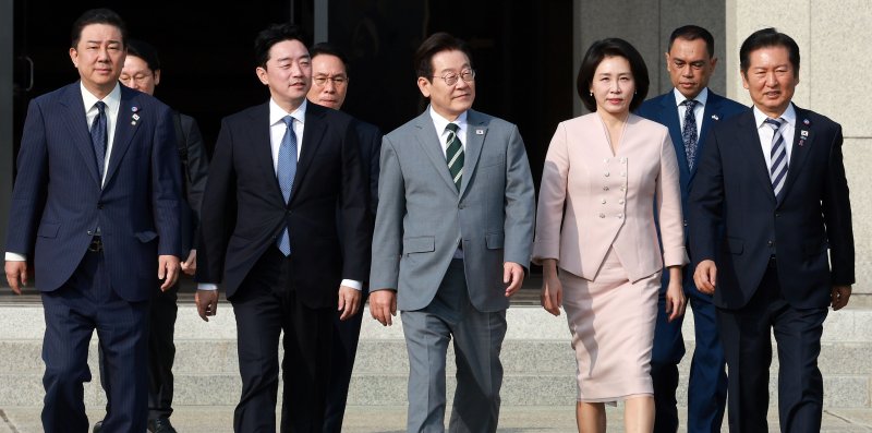 [성남=뉴시스] 고범준 기자 = 이재명 대통령과 김혜경 여사가 말레이시아 쿠알라룸푸르에서 열리는 아세안(ASEAN·동남아시아국가연합) 정상회의에 참석하기 위해 26일 경기 성남 서울공항에 도착해 환송 인사들과 공군 1호기로 향하고 있다.왼쪽부터 김병기 더불어민주당 원내대표, 강훈식 비서실장, 이 대통령, 김 여사, 정청래 더불어민주당 대표. 2025.10.26. bjko@newsis.com