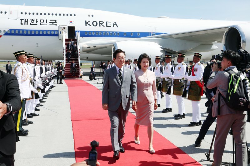 [쿠알라룸푸르=뉴시스] 고범준 기자 = 아세안 정상회의에 참석하는 이재명 대통령과 김혜경 여사가 26일(현지 시간) 말레이시아 쿠알라룸푸르 국제공항에 도착해 이동하고 있다. 2025.10.26. bjko@newsis.com