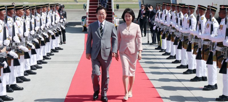 [쿠알라룸푸르=뉴시스] 고범준 기자 = 아세안 정상회의에 참석하는 이재명 대통령과 김혜경 여사가 26일(현지 시간) 말레이시아 쿠알라룸푸르 국제공항에 도착해 이동하고 있다. 2025.10.26. bjko@newsis.com