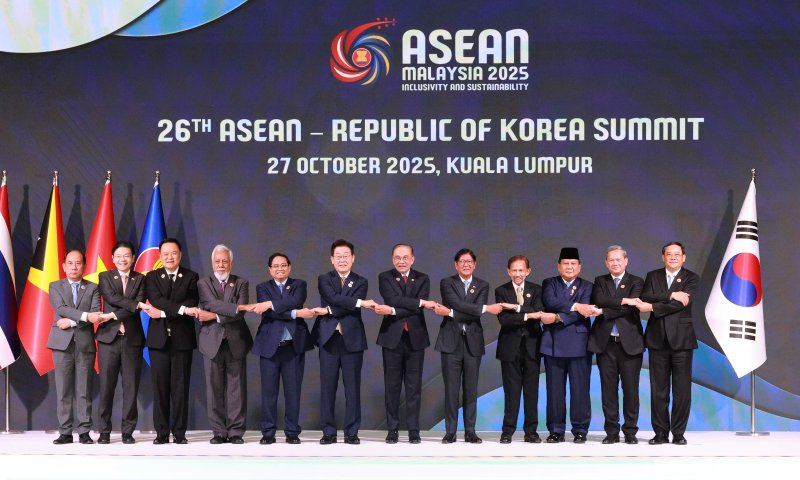 [쿠알라룸푸르=뉴시스] 고범준 기자 = 이재명 대통령(왼쪽 여섯번째)이 27일(현지 시간) 말레이시아 쿠알라룸푸르 컨벤션 센터에서 열린 한-아세안(ASEAN·동남아시아국가연합) 정상회의에서 안와르 이브라힘(왼쪽 일곱번째) 말레이시아 총리 등 각국 정상들과 기념촬영을 하고 있다. 2025.10.27. bjko@newsis.com