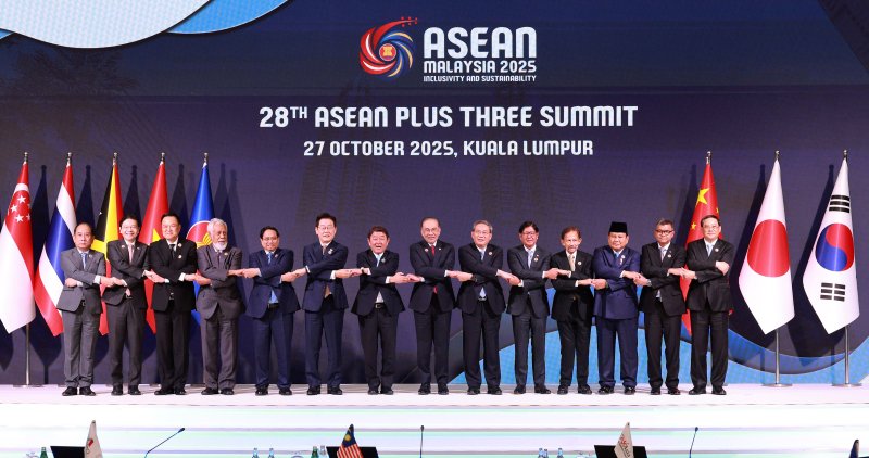 [쿠알라룸푸르=뉴시스] 고범준 기자 = 이재명(왼쪽 여섯번째) 대통령이 27일(현지 시간) 말레이시아 쿠알라룸푸르 컨벤션 센터에서 열린 아세안+3(한중일) 정상회의에서 각국 참석자들과 기념촬영을 하고 있다.왼쪽부터 하우 칸 솜 미얀마 외교부 사무차관, 로런스 웡 싱가포르 총리, 아누틴 찬위라꾼 태국 총리, 사나나 구스마오 동티모르 총리, 팜 민 찐 베트남 총리, 이 대통령, 모테기 도시미쓰 일본 외무대신, 안와르 이브라힘 말레이시아 총리, 리창 중국 총리, 페르디난드 마르코스 필리핀 대통령, 하사날 볼키아 브루나이 국왕, 프라보워 