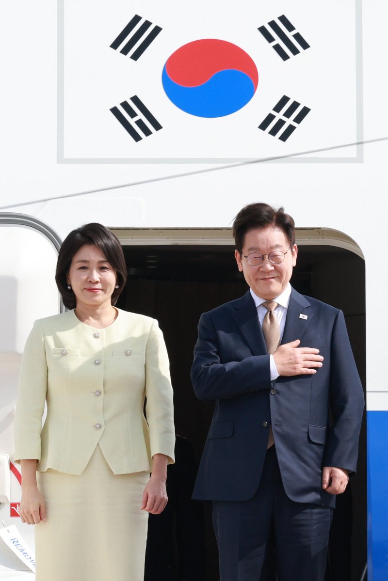 [쿠알라룸푸르=뉴시스] 고범준 기자 = 아세안 정상회의 일정을 마친 이재명 대통령과 김혜경 여사가 27일(현지 시간) 말레이시아 쿠알라룸푸르 국제공항에서 공군1호기에 탑승해 인사하고 있다. 2025.10.27. bjko@newsis.com