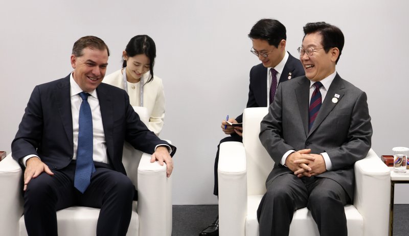 이재명 대통령이 29일 경북 경주예술의전당에서 맷 가먼 아마존웹서비스(AWS) 대표를 접견하고 있다. 뉴시스