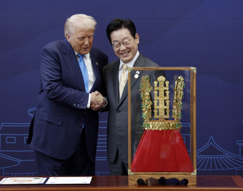 [경주=뉴시스] 최동준 기자 = 이재명 대통령이 29일 경북 경주박물관에서 도널드 트럼프 미국 대통령에게 '금관 모형'을 선물한 뒤 악수하고 있다. 2025.10.29. photocdj@newsis.com