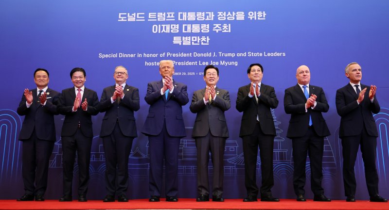 [경주=뉴시스] 최동준 기자 = 이재명 대통령이 29일 경북 경주 힐튼호텔 그랜드볼룸에서 열린 대통령 주최 정상 특별만찬에 앞서 도널드 트럼프 미국 대통령을 비롯한 각국 정상들과 기념촬영을 하고 있다.왼쪽부터 아누틴 찬위라꾼 태국 총리, 로런스 웡 싱가포르 총리, 앤서니 앨버니지 호주 총리, 트럼프 대통령, 이 대통령, 르엉 끄엉 베트남 국가주석, 크리스토퍼 럭슨 뉴질랜드 총리, 마크 카니 캐나다 총리. (대통령실통신사진기자단) 2025.10.29. photocdj@newsis.com