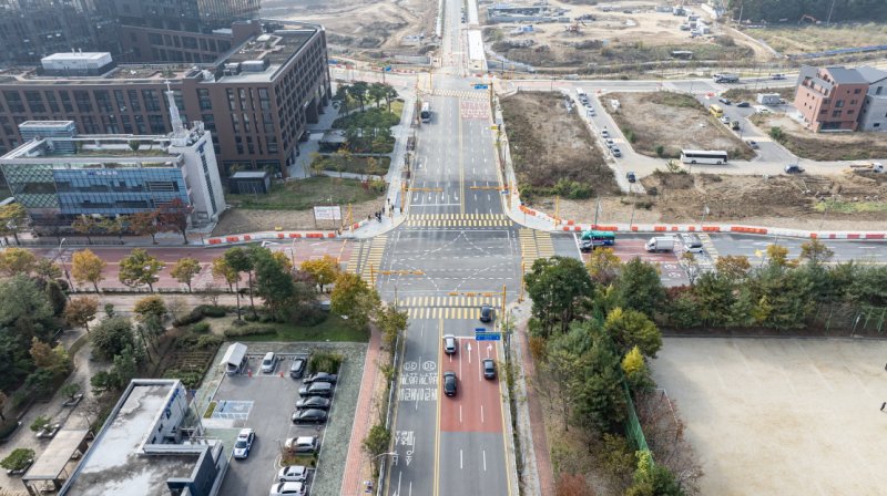[의왕=뉴시스] 의왕초평지구-송부로 연결도로 개통 전경. (사진=의왕시 제공).2025.11.01.photo@newsis.com
