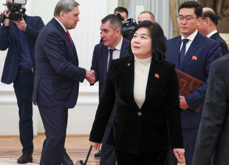 [모스크바=AP/뉴시스] 최선희 북한 외무상이 27일(현지 시간) 블라디미르 푸틴 러시아 대통령을 예방하기 위해 러시아 모스크바 크렘린궁에 도착하고 있다. 푸틴 대통령은 북러 관계가 계획대로 발전하고 있다고 말하며 김정은 위원장에게 안부를 전했다. 2025.10.28.