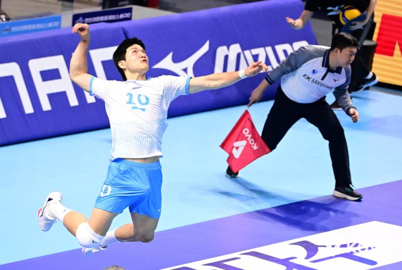 스파이크 서브 넣는 대한항공의 정지석 (출처=연합뉴스)