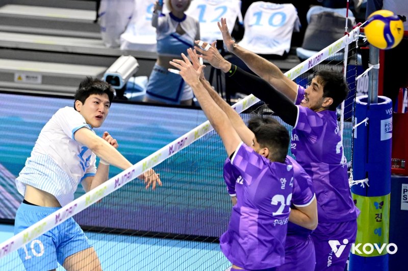 공격하는 대한항공의 정지석(왼쪽) (출처=연합뉴스)