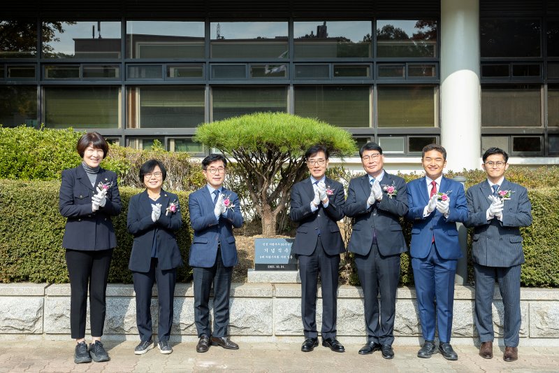 [의왕=뉴시스] '민선 지방자치 30주년'기념 식수를 마친 시 의원들이 박수를 치고 있다. (사진=의왕시 의회 제공).2025.11.01.photo@newsis.com