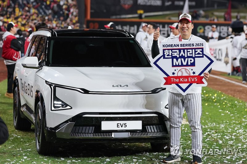 한국시리즈 MVP 차지한 김현수 (출처=연합뉴스)