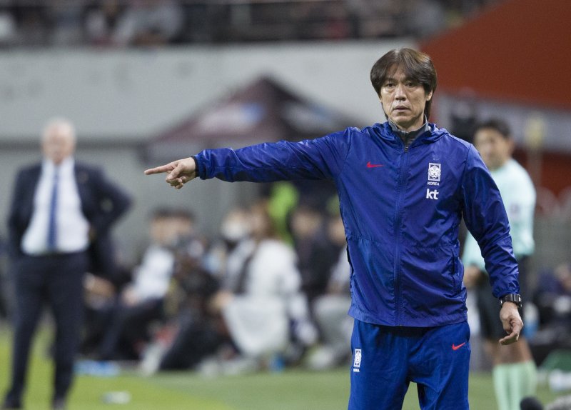 [서울=뉴시스] 김근수 기자 = 홍명보 대한민국 축구대표팀 감독이 14일 오후 서울 마포구 서울월드컵경기장에서 열린 하나은행 초청 축구국가대표팀 친선경기 대한민국과 파라과이의 경기 후반 선수들에게 전술 지시를 하고 있다. 2025.10.14. ks@newsis.com