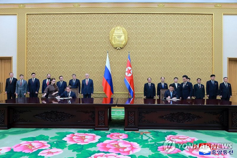 윤정호 북한 대외경제상, 코즐로프 러 천연자원부 장관과 회담 (출처=연합뉴스)