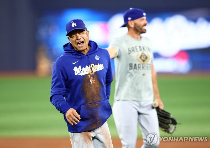 김혜성과 경주하다 넘어진 데이브 로버츠 감독 (출처=연합뉴스)