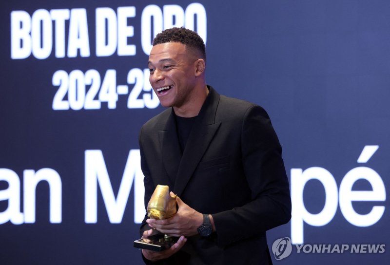 유럽 골든 부츠를 받고 기뻐하는 킬리안 음바페 (출처=연합뉴스)