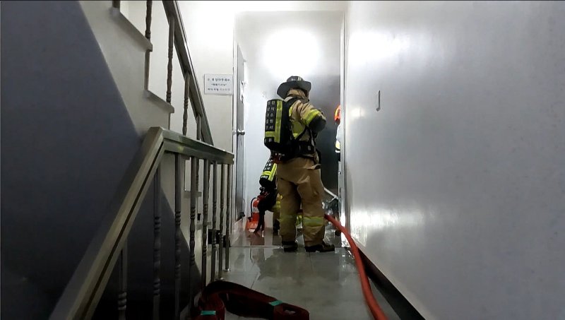 [서울=뉴시스] 10월 31일 오전 2시14분께 서울 관악구 대학동 한 주택에서 불이 나 소방이 출동해 화재 진압을 하고 있다. (사진=서울 관악소방서 제공) 2025.11.01. photo@newsis.com