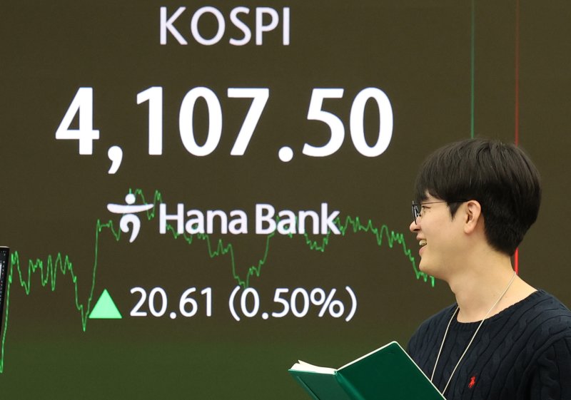 코스피가 전 거래일(4086.89)보다 20.61포인트(0.50%) 오른 4107.50에 마감한 지난달 31일 오후 서울 중구 하나은행 딜링룸 전광판에 지수가 표시되어 있다. 뉴시스
