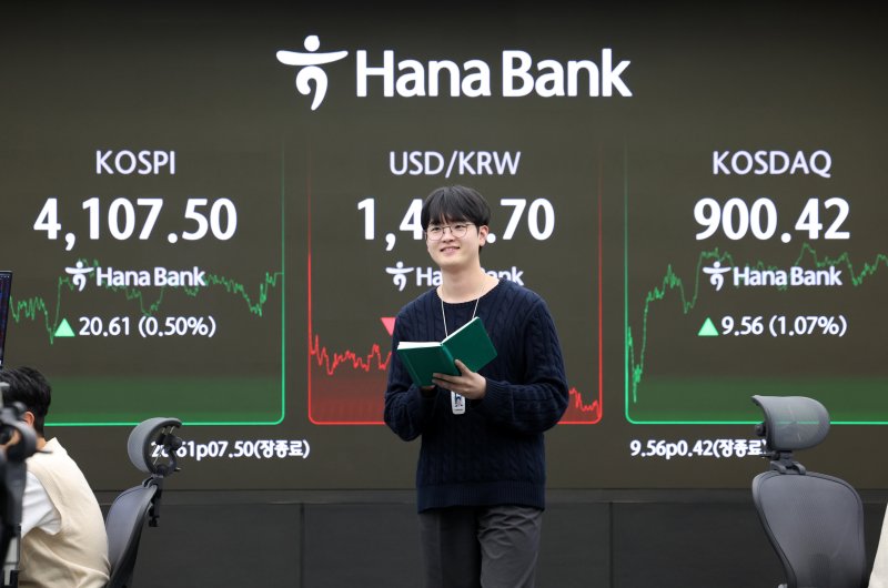 [서울=뉴시스] 이영환 기자 = 코스피가 전 거래일(4086.89)보다 20.61포인트(0.50%) 오른 4107.50에 마감한 31일 오후 서울 중구 하나은행 딜링룸 전광판에 지수가 표시되어 있다.코스닥 지수는 전 거래일(890.86)보다 9.56포인트(1.07%) 상승한 900.42, 서울 외환시장에서 원·달러 환율은 전 거래일 주간거래 종가(1426.5원)보다 2.1원 내린 1424.4원에 주간 거래를 마무리했다. 2025.10.31. 20hwan@newsis.com