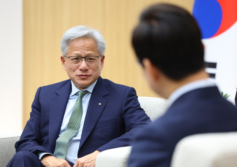 [경주=뉴시스] 고범준 기자 = 젠슨 황 엔비디아 최고경영자(CEO)가 31일 APEC 정상회의 장소인 경북 경주화백컨벤션센터(HICO)에서 이재명 대통령과 면담을 하고 있다. (대통령실통신사진기자단) 2025.10.31. bjko@newsis.com