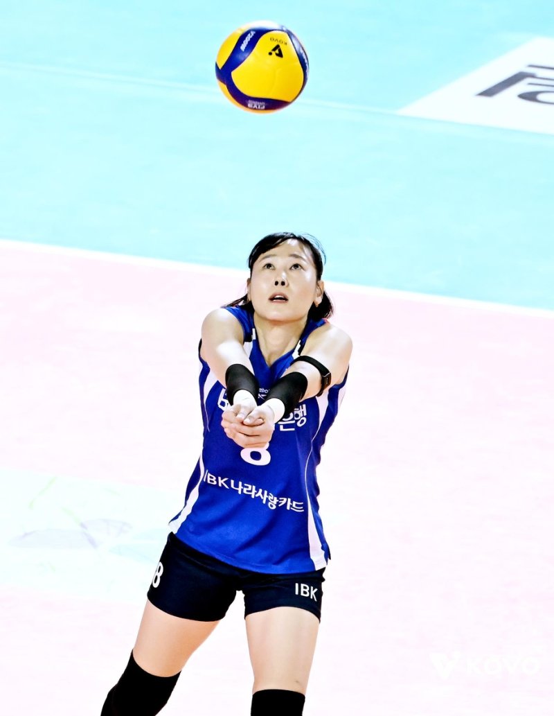 리시브하는 IBK기업은행의 임명옥 (출처=연합뉴스)