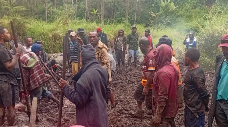 산사태 후 시신 수습하는 파푸아뉴기니인들 (출처=연합뉴스)
