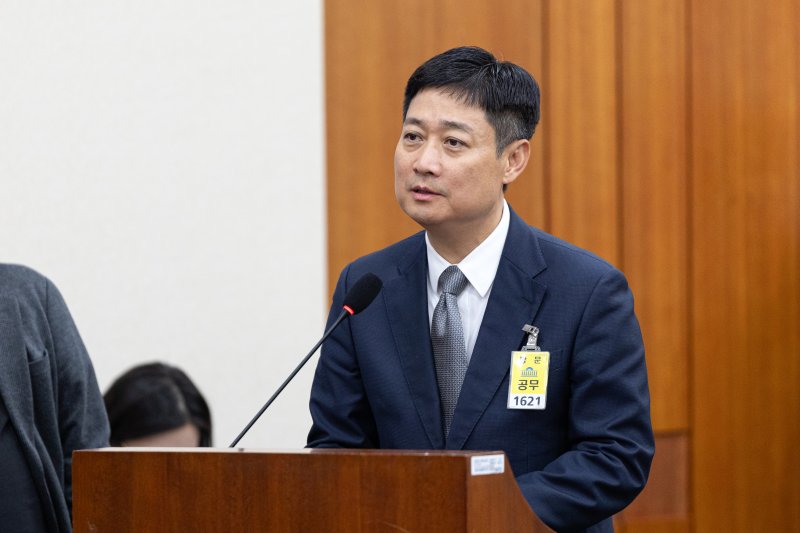 홍범식 LGU+ 대표가 21일 서울 여의도 국회 과학기술정보방송통신위원회에서 열린 정보통신산업진흥원 등에 대한 국정감사에 출석해 의원 질의에 답변하고 있다. 2025.10.21/뉴스1 ⓒ News1 이승배 기자