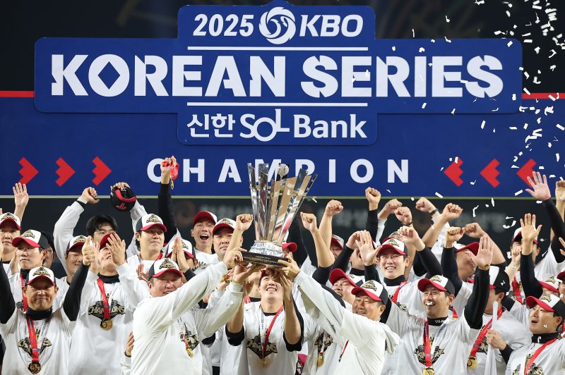 31일 대전 한화생명 볼파크에서 열린 2025 신한 SOL뱅크 KBO 한국시리즈(KS·7전 4선승제) 5차전에서 한화 이글스를 4-1로 제압하고 통합 우승을 차지한 LG 선수들이 우승 트로피를 들어올리고 있다. 2025.10.31/뉴스1 ⓒ News1 김진환 기자